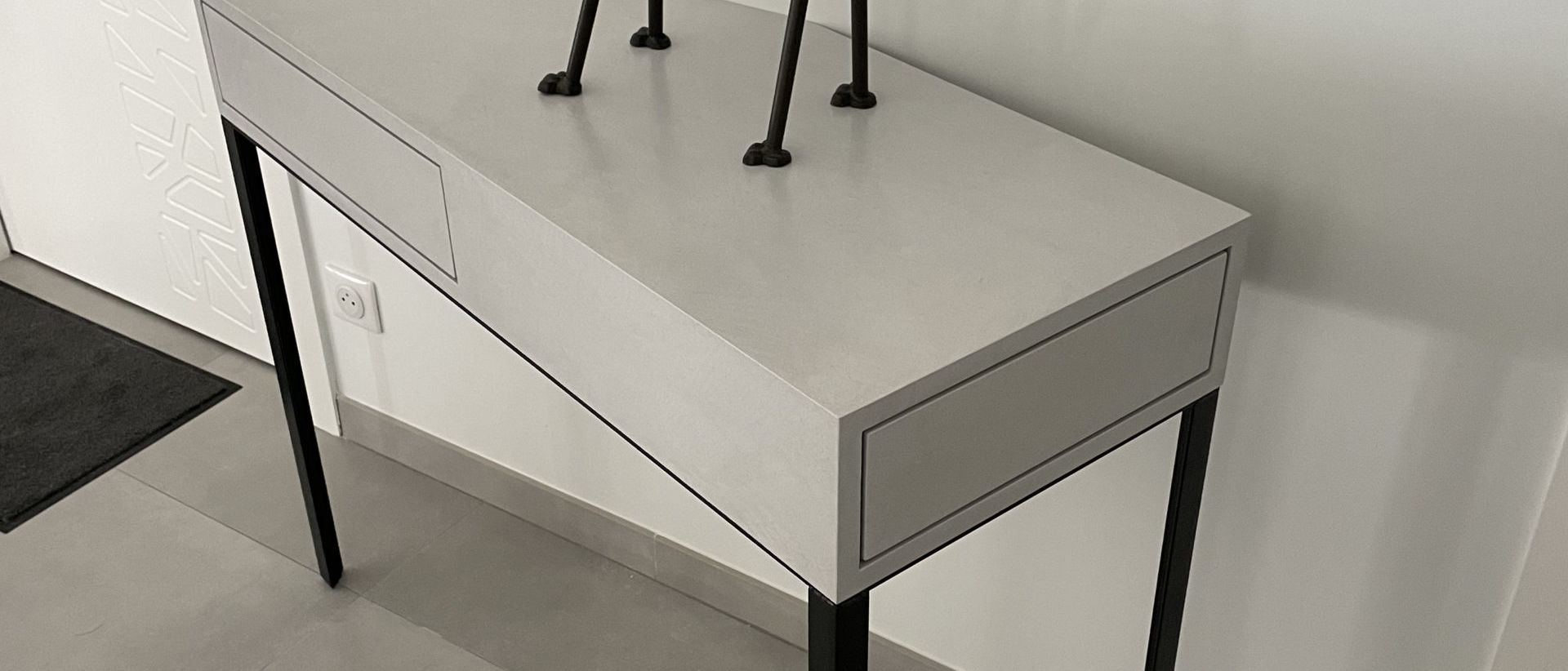 02-08-23-console-beton-cire