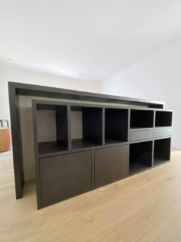 05-11-22-tête-de-lit-rangement-béton-ciré-chambre