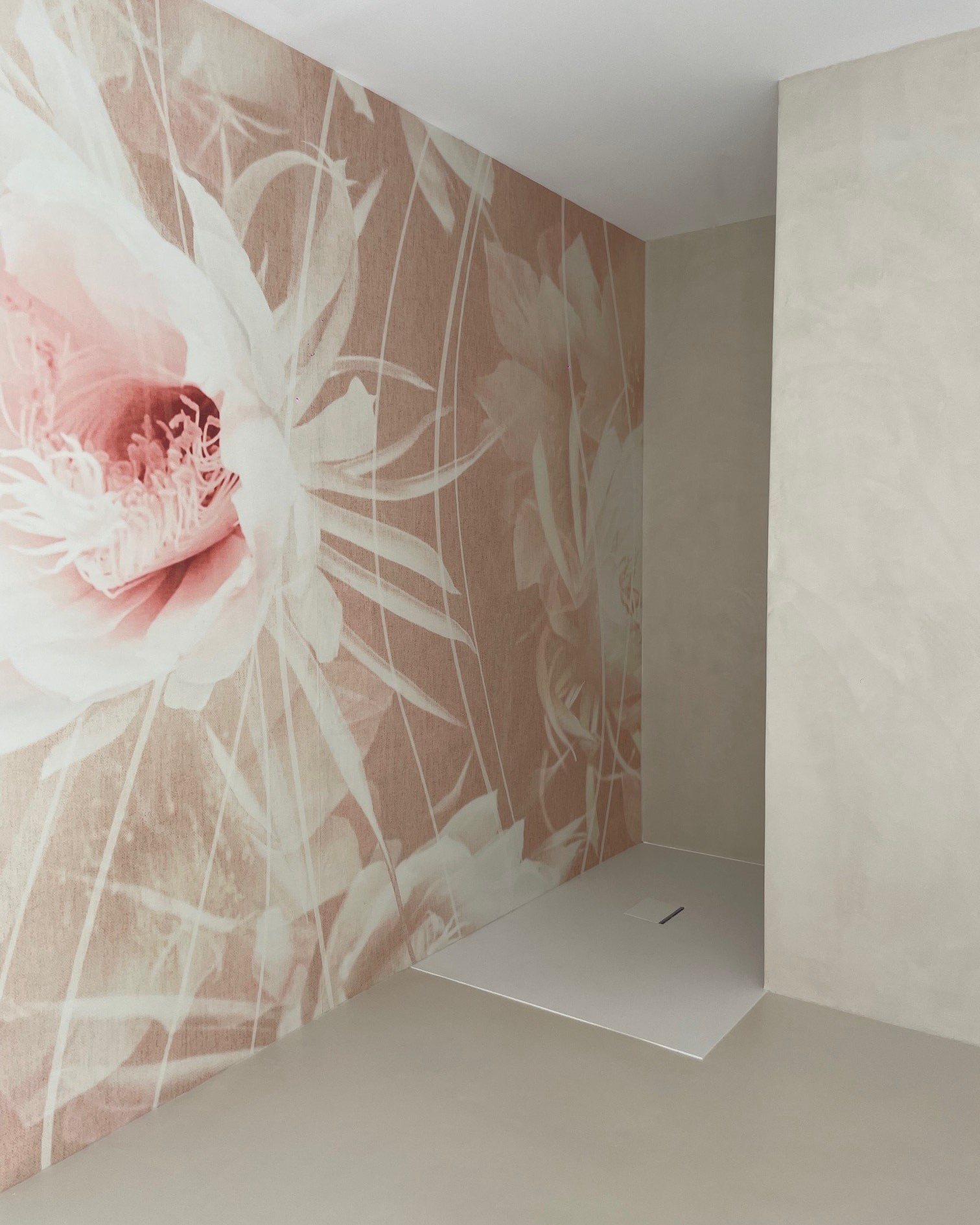 05-27-22-salle-de-bain-papier-peint-fleuri