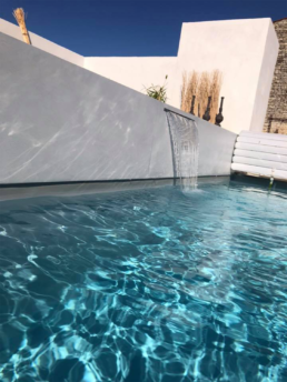 Piscine-extérieure-panneaux-muraltech-béton-ciré