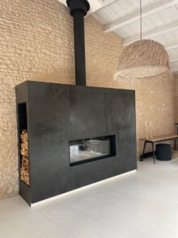 06-08-22-cheminée-béton-ciré-noire