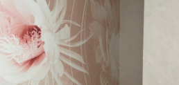 06-14-22-revêtement-mural-floral-béton-ciré-sol-salle-de-bain