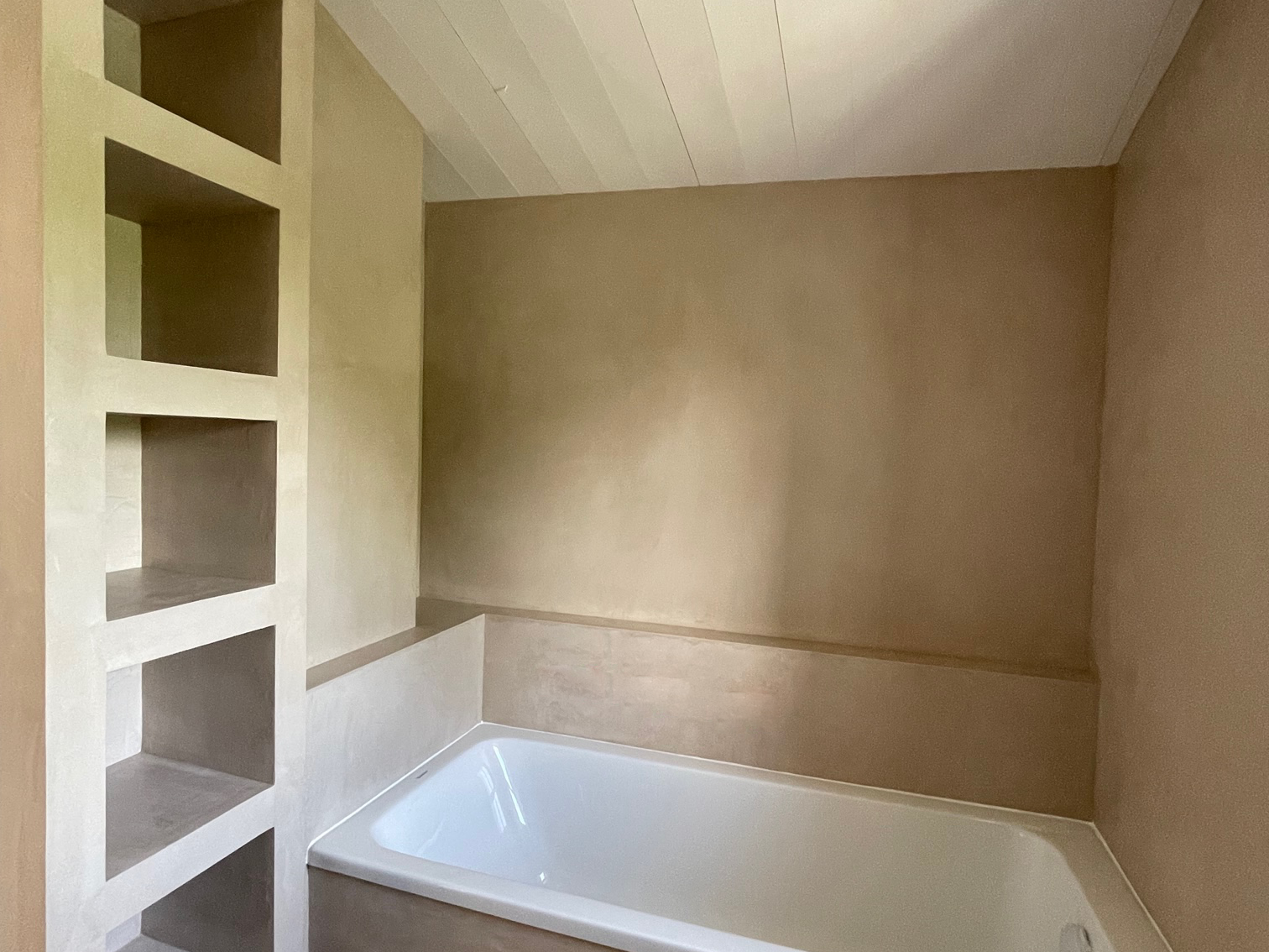 Salle de bain en béton ciré beige | Espace Alchimie