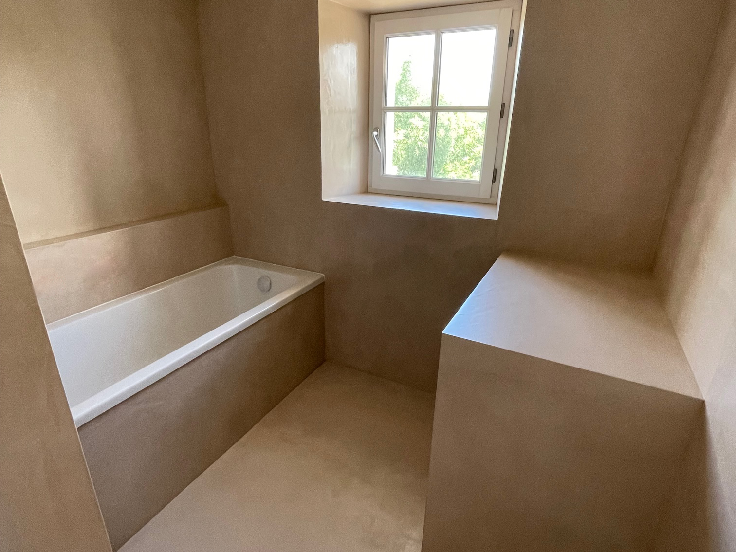 Salle de bain en béton ciré beige | Espace Alchimie