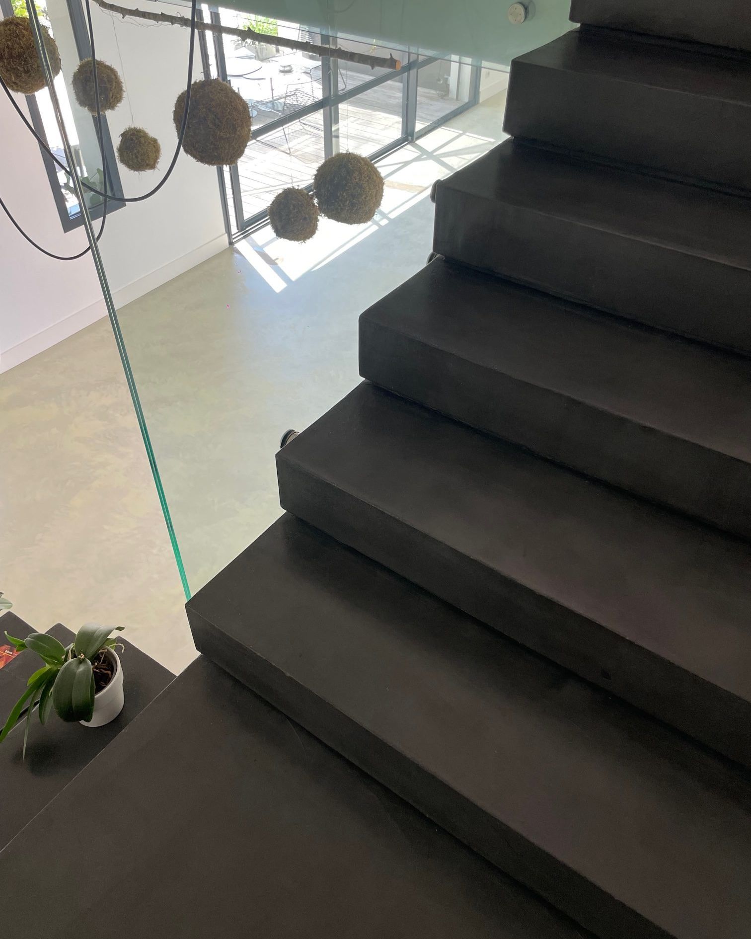 07-16-22-escalier-beton-cire-noir
