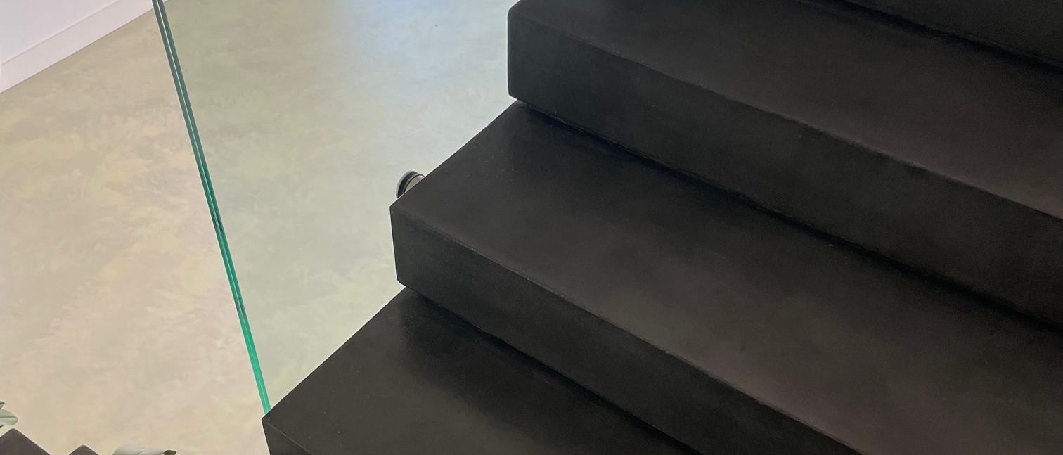 07-16-22-escalier-beton-cire-noir