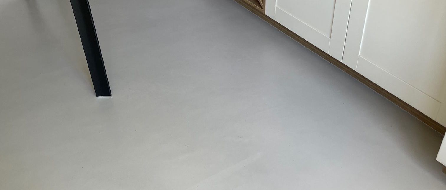 07-19-22-sol-béton-ciré-cuisine