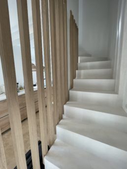 10-29-22-escalier-béton-ciré-blanc-bois
