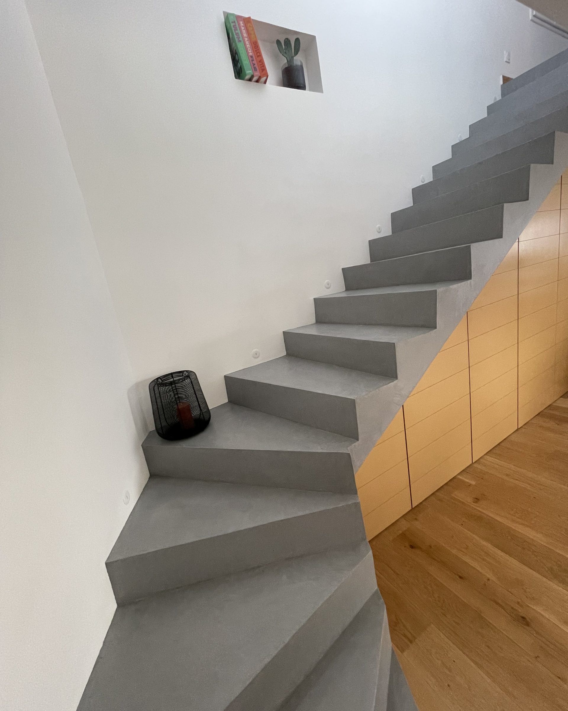 11-12-22-escalier-beton-cire-gris-anthracite