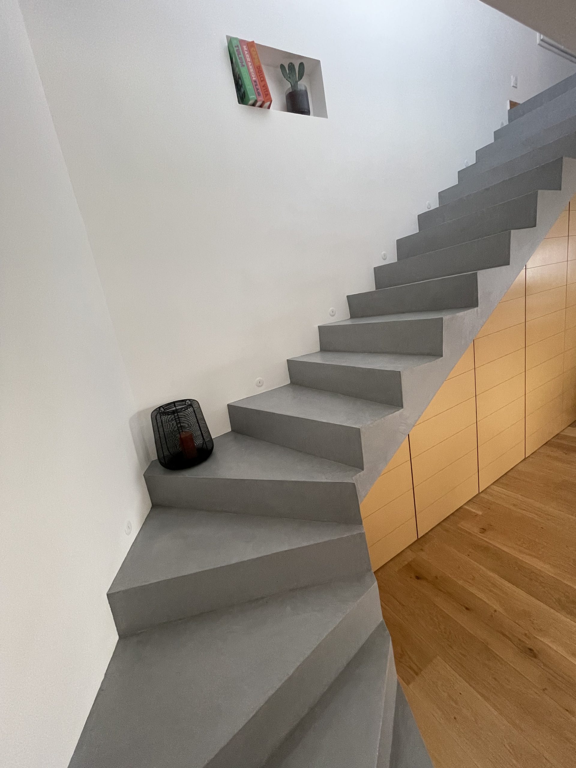 11-12-22-escalier-beton-cire-gris-anthracite