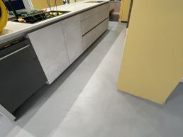 02-22-23-sol-cuisine-beton-cire-gris-apres