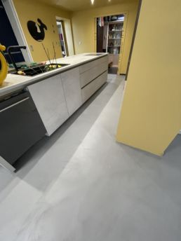 02-22-23-sol-cuisine-beton-cire-gris-apres