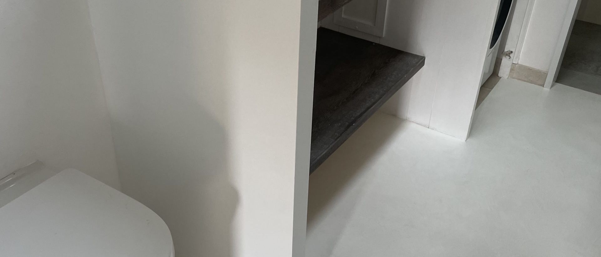 03-31-23-sol-beton-cire-gris-buanderie