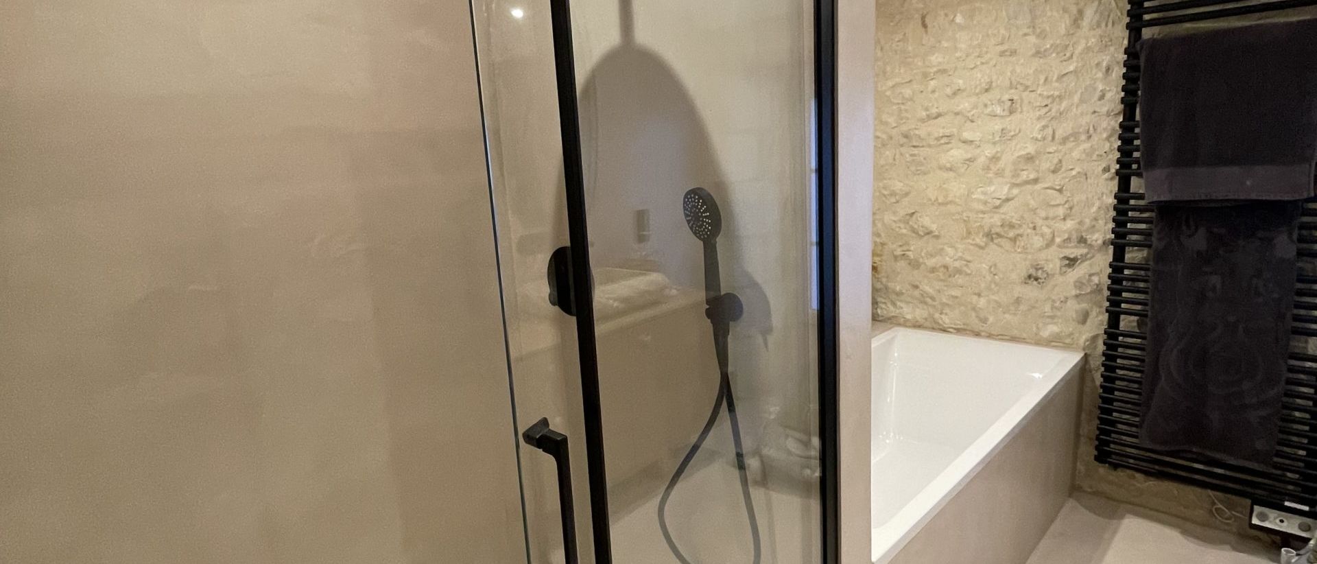 03-22-23-salle-de-bain-beton-cire-beige