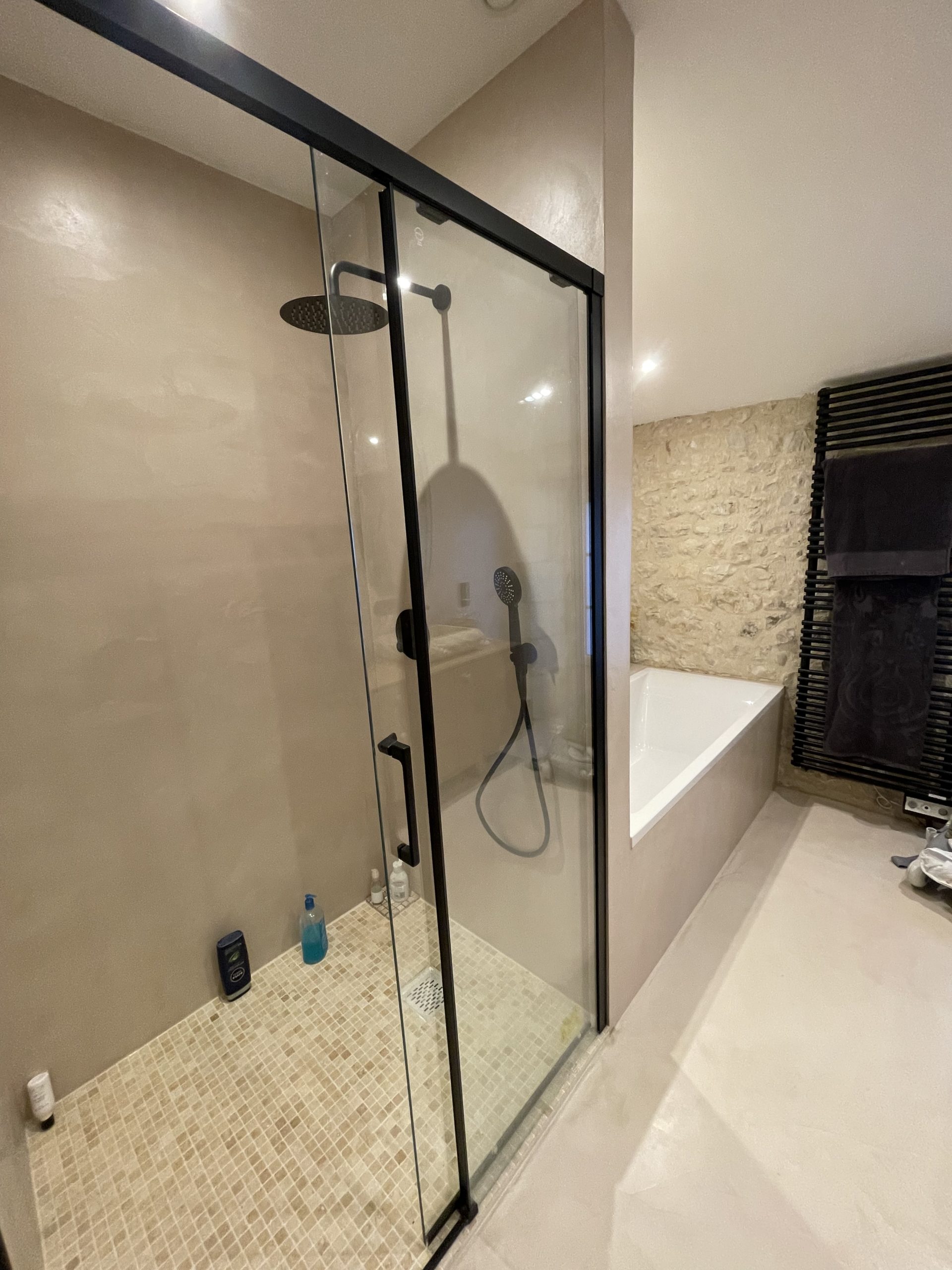 03-22-23-salle-de-bain-beton-cire-beige
