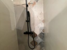 06-28-23-douche-beton-cire-toile